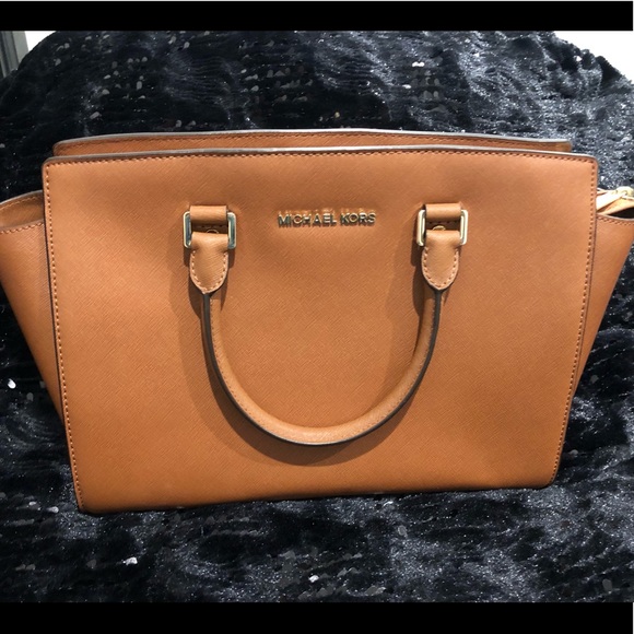 Michael Kors Handbags - Michael Kors Selma Handbag